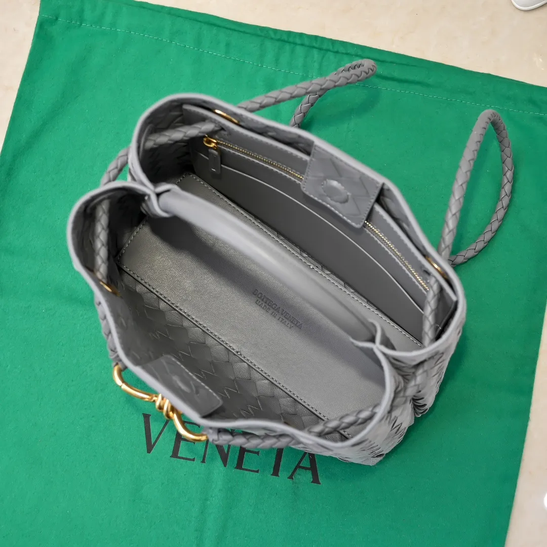 The 2024 new Andiamo batch 1920 BV has been shipped‼ ️Really popular🔥The new Andiamo woven handbag launched by Bottega Veneta this season is really popular all over the world! ! Celebrities at home and abroad have worn it, and Oscar-winning actress Michelle Yeoh has taken it out on the street. Song Jia, Trai Yara, Yu Feihong, Sanji Ayaka, Rosie Hunting-Whiteley, Yoshioka Riho, etc. have all picked up this bag. It is classic and versatile, showing off its temperament, and the bag capacity is also large, which is very convenient for daily commuting! ! A variety of carrying methods, the shoulder straps can be adjusted by yourself, the original lambskin feels soft and delicate, and the neutral style is created to break gender boundaries and bring a more practical and longer-lasting use experience. Andiamo, which has both elegant and casual styles, perfectly interprets the true appearance of "fashionable old money style". Style number: 7463 (suede) Size: 25*22*10.5cm